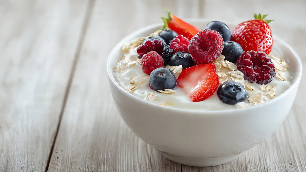 Bol de flocon d'avoine aux fruits rouge