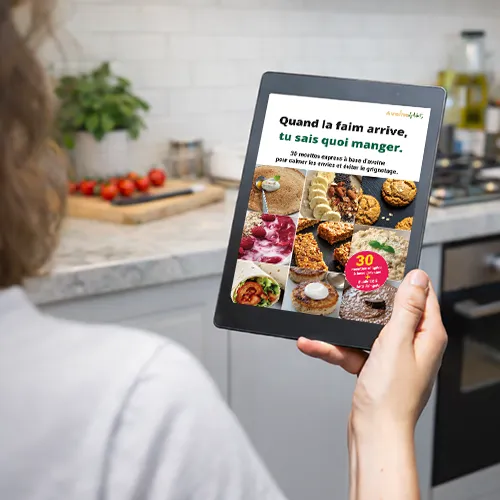 Femme consultant l'ebook sur tablette